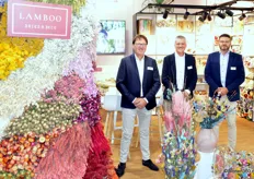 Jan Lamboo, René van Os en Laurens van Dijk in de kleurrijke stand van Lamboo Dried & Deco. Met meer dan 40 jaar expertise is het bedrijf specialist in het creëren en produceren van de meest gewilde, authentieke gedroogde producten.